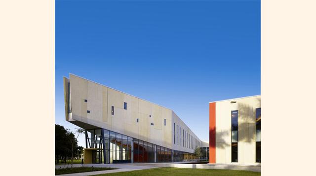 Florida International University. College of Business Administration. El salario de sus egresados alcanza los US$73,625 al año. (Foto: archdaily)