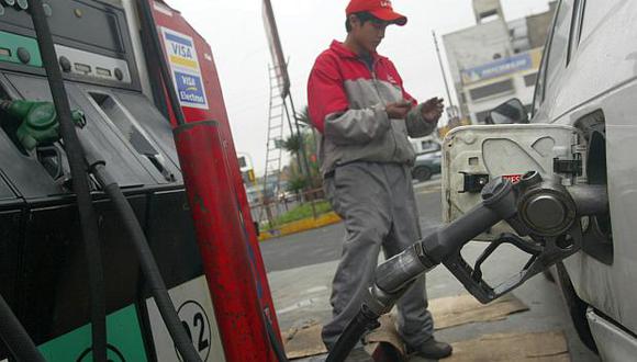 Los precios de los combustibles registraron un alza de entre 0.1% y&nbsp;2.4% en octubre, según datos del INEI. (Foto: El Comercio)
