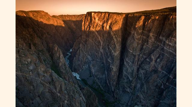 El Parque Nacional Cañón Negro del Gunnison es un lugar misterioso de estrechos y profundos desfiladeros labrados por el río Gunnison. Sus paredes ennegrecidas se deben al liquen que mancha la roca.