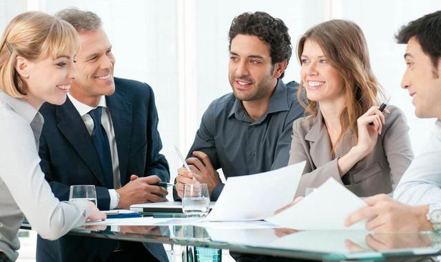 8) Facilidad para el trato con el público y disposición para el trabajo en equipo.