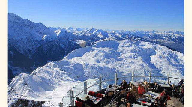 5. Le Panoramic, Chamonix, Francia: ¿Te apetece disfrutar de las mejores vistas de Chamonix mientras saboreas una cerveza y un apetitoso bocadillo? Entonces, Le Panoramic es tu sitio en Los Alpes franceses. Siéntate en la terraza exterior y disfruta en pr