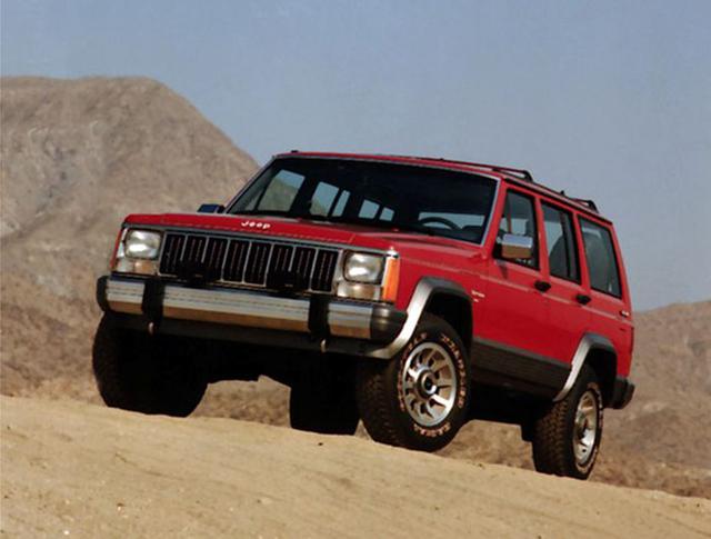 11. CHEROKEE XJ. Este modelo introdujo innovaciones industriales tales como el primer SUV compacto de cuatro puertas, primera construcción “Uniframe” y el primer sistema 4×4 con capacidad “shift on the fly. Se mantuvo prácticamente sin cambios hasta 1997.