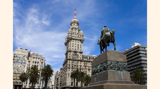 La Plaza Independencia pone el punto de partida a la Ciudad Vieja, un barrio renovado donde se encuentran muchos de los edificios más representativos de Montevideo.