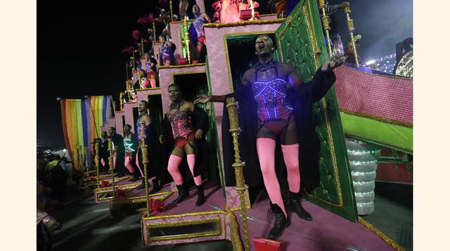 Bailarines de la escuela de samba Vila Isabel durante las celebraciones del carnaval en el Sambódromo. (Foto: AP)
