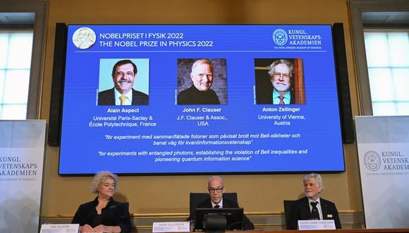 Los ganadores del Premio Nobel de Física 2022: el físico experimental francés Alain Aspect, el físico teórico y experimental estadounidense John Francis Clauser y el físico cuántico austriaco Anton Zeilinger. (Foto: Jonathan NACKSTRAND / AFP)