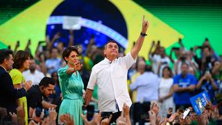 Bolsonaro recurre a su esposa para atraer electores