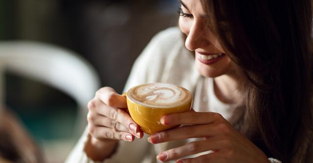 FOTO 4 | 4. Limita la ingesta de cafeína y alcohol. (Foto: iStock)