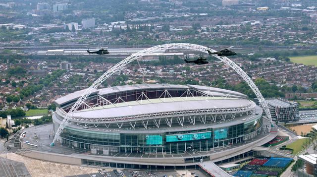 Wembley (Londres – Inglaterra). El mítico Wembley es el estadio con más historia en el mundo. Fue inaugurado en 1923 y remodelado en el 2007. Tiene capacidad para 90,000 espectadores. Fue la sede principal del Mundial de 1966 y solo es utilizado por la se