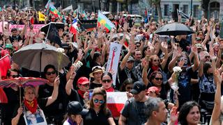 Miles de personas marchan de negro y en silencio contra la “represión” en Chile | FOTOS