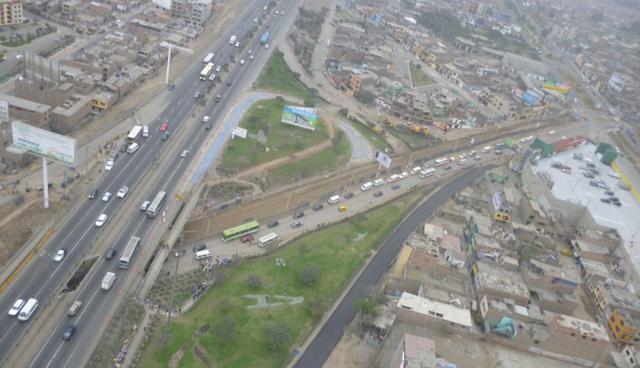 FOTO 9 | Alipio Ponce (Después). En la actualidad, el intercambio vial ha logrado la recuperación de la
calzada de la Av. Alipio Ponce gracias al cambio total del asfalto. Se culminó en enero del 2014.
