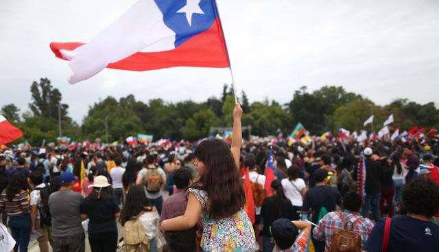 "Únanse al baile de los que sobran, nadie nos va a echar de más, nadie nos quiso ayudar de verdad", reza el coro que retumbó en Santiago al mediodía. (Foto: AFP)