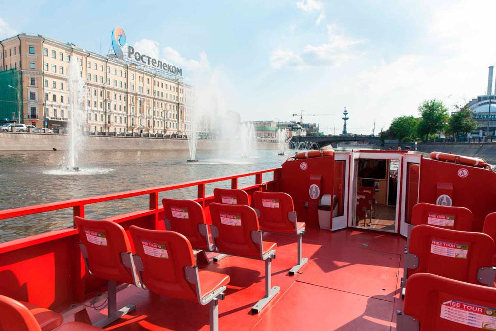 Los monumentos de la capital rusa se ven desde una perspectiva diferente en un paseo en barco por el río Moscova. (Foto: Civitatis)