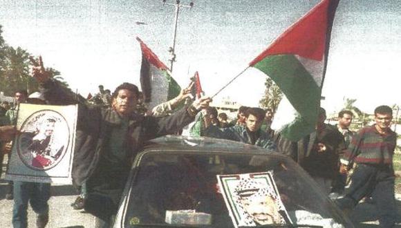 Un grupo de palestinos marcha por las calles de Gaza demostrando su apoyo a Yaser Arafat, pese a múltiples manifestaciones de militantes del grupo Hamas contra el líder de la OLP. (Fuente AFP)