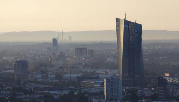 El rascacielos del Banco Central Europeo (BCE) se alza sobre propiedades comerciales y residenciales al amanecer en Frankfurt, Alemania, el miércoles 25 de julio de 2018.