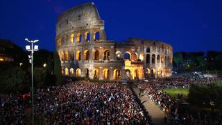 Semana Santa: Fieles llegan al Coliseo de Roma por el Vía Crucis que presenciará el Papa Francisco