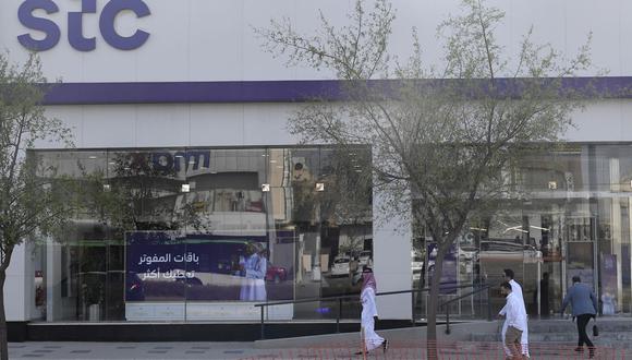 La empresa de telecomunicaciones saudí STC Group ha comprado una participación del 9.9% en Telefónica por 2,100 millones de euros (unos US$ 2,250 millones).