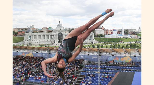 La medallista de bronce Yana Nesterova de Belarús compite durante la final de 20 metros de alto en buceo femenino en el Campeonato Mundial de Natación en Kazán, Rusia. (Foto AP / Denis Tyrin).