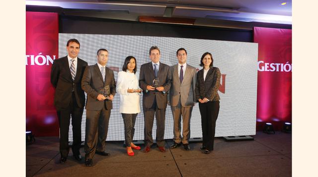 Los ganadores. De izquierda a derecha: Juan Carlos Belaunde y David Cahen de Kimberly-Clark, Liliana Huarcaya de Interbank y Pablo de la Flor, Gonzalo Carranza y Silvia Noriega del BCP. (Foto: Manuel Melgar)