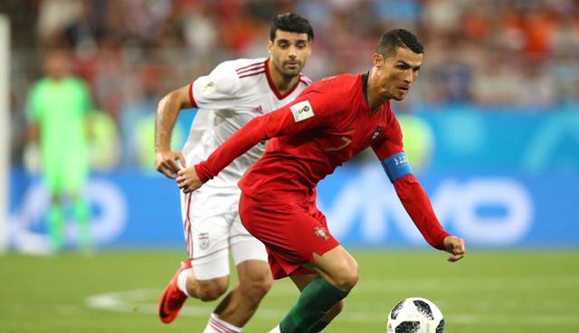 FOTO 6 | Irán 1-1 Portugal. El capitán de la selección portuguesa, Cristiano Ronaldo, sufrió una falta en el área y el árbitro concedió el penal número 19 en la Copa del Mundo, un récord para el torneo antes de la ronda de eliminación directa. (Foto: FIFA)