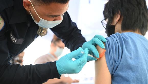 Vacunación de jóvenes en Los Ángeles, Estados Unidos. (Foto: AFP)