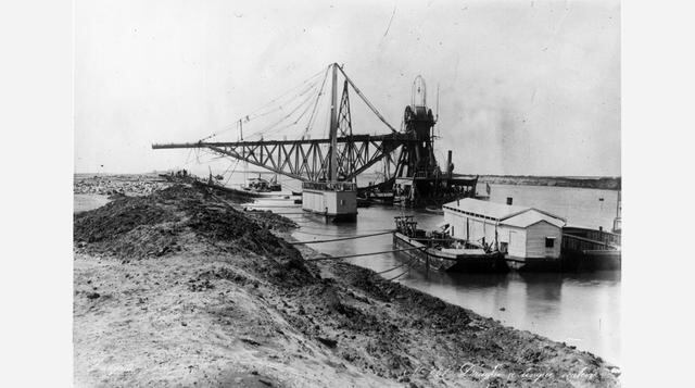 El primer canal construido en esa área se localizó entre el delta del río Nilo y el Mar Rojo sobre el siglo XIII A.C. Durante los 1,000 años siguientes a su construcción, el canal original fue abandonado y su utilización se detuvo finalmente en el siglo V