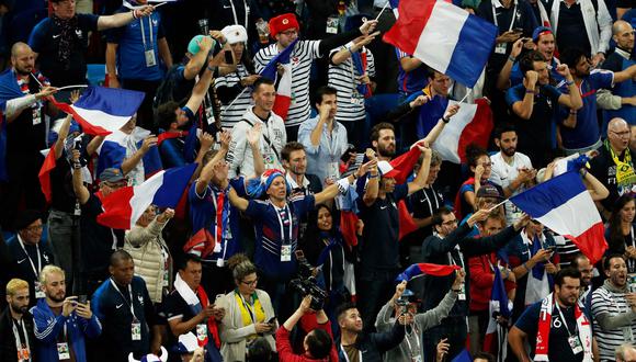 Los fanáticos de Francia celebran al final del partido de fútbol semifinal de la Copa Mundial Rusia 2018 entre Francia y Bélgica en el Estadio de San Petersburgo en San Petersburgo el 10 de julio de 2018.