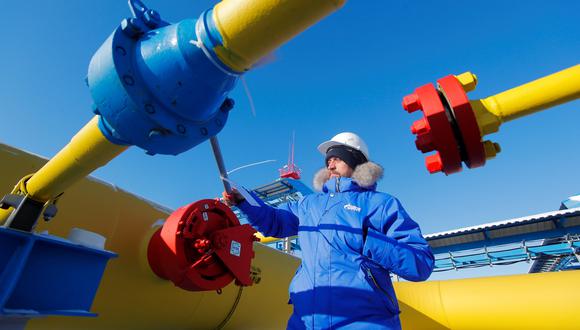 Rusia es uno de los primeros productores mundiales de gas y de petróleo, y los inversores están preocupados por posibles cortes de abastecimiento de hidrocarburos. (Foto: REUTERS/Maxim Shemetov).