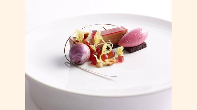 Per Se (Nueva York, EE.UU.). El menú cambia cada día según la disponibilidad de los ingredientes más frescos. En diez tiempos sirven su menú degustación por US$ 620 para dos personas.