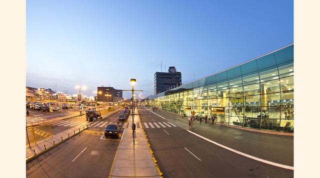 Unas 4,700 luces alumbran todo el aeropuerto durante la noche.