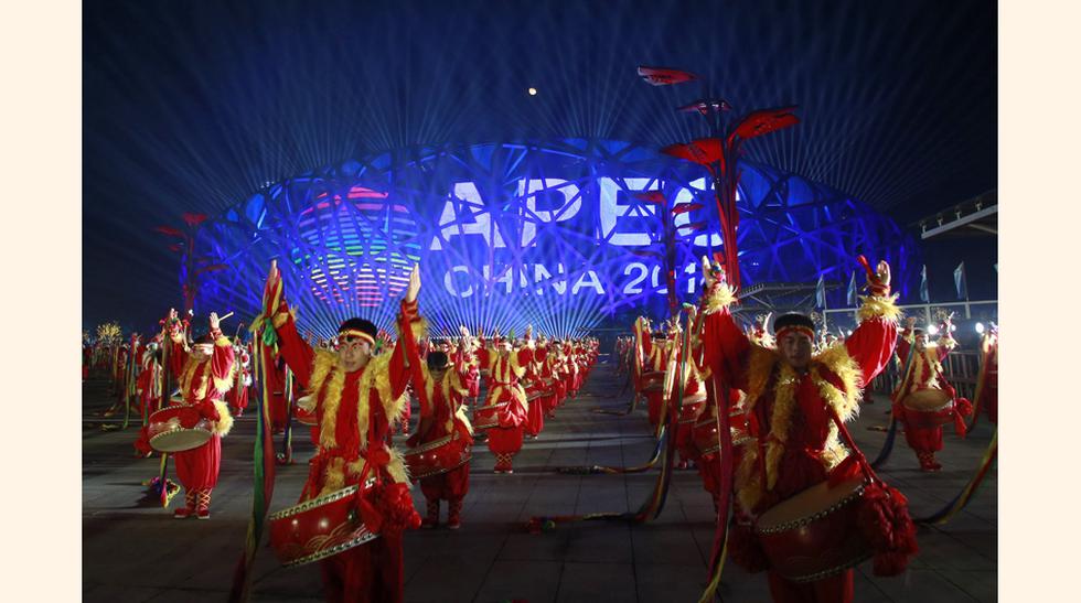 Despliegue de danzantes chinos en el Estadio Nacional de Beijing iluminado por fuegos artificiales, en la ceremonia de apertura de la cumbre de la Cooperación Económica Asia Pacífico (APEC). (Foto: Reuters)