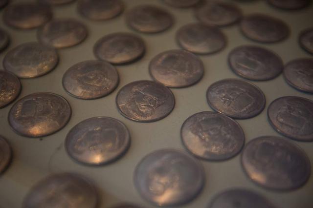 Pinturas, calendarios, banderas con la hoz y el martillo, monederos, carteras con la inscripción &quot;Nacidos para vencer&quot;, libros y lentes de Guzmán monopolizan un micromundo irreal. La mayoría de los objetos se incautó desde mediados de la década 