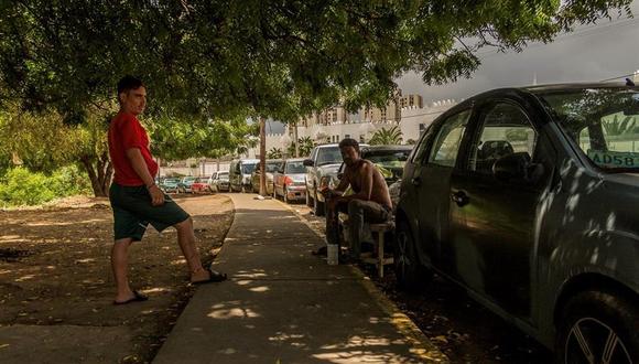Personas esperan junto a sus vehículos para cargar gasolina en una estación que se encuentra cerrada, el 19 de septiembre del 2020 en Maracaibo (Venezuela). (EFE)
