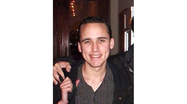 Adrian Lamo. Conocido como el ‘hacker sin hogar’ por su vida errante. En el 2002 consiguió hackear las computadoras del New York Times. Tuvo acceso a bases de datos privadas, incluyendo la información de unas 3,000 personas que colaboraban con la sección 