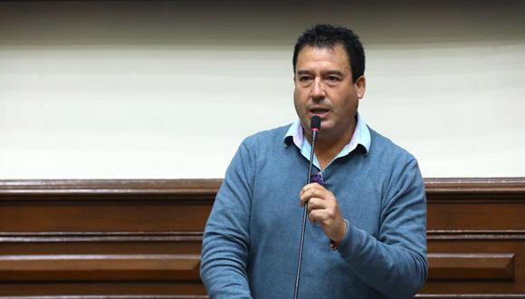El congresista de Acción Popular, Edwin Martínez, indicó que el ataque se trataba de un “tema ideológico” y evitó hacer un mea culpa con respecto a su gestión.  Foto:  Congreso.