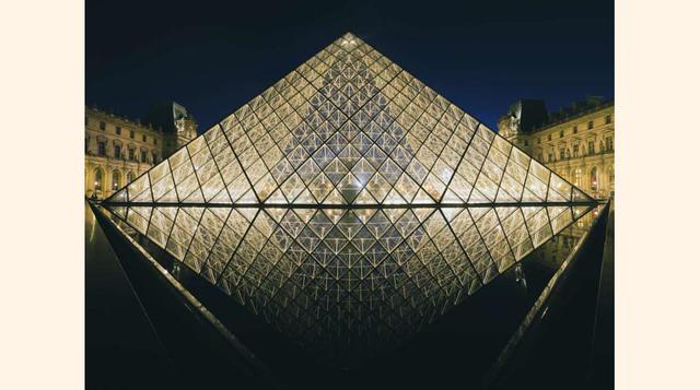La Pirémide del Museo del Louvre, en París, que da acceso al edificio. Esta construcción de vidrio y aluminio y de estilo internacional fue inaugurada en 1989.