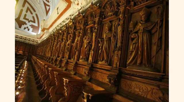Ver catacumbas centenarias. El Convento de San Francisco esconde un tesoro, sus catacumbas centenarias, pero también asombrosos accesorios coloniales. De intenso color amarillo, este edificio es famoso por su osario (tiene unas 70,000 piezas) y la admirab