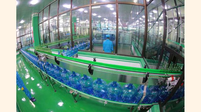FOTO 18 | Una vista general de la Ryongaksan Spring Water Factory en esta foto sin fecha publicada por la Agencia Central de Noticias de Corea del Norte (KCNA).