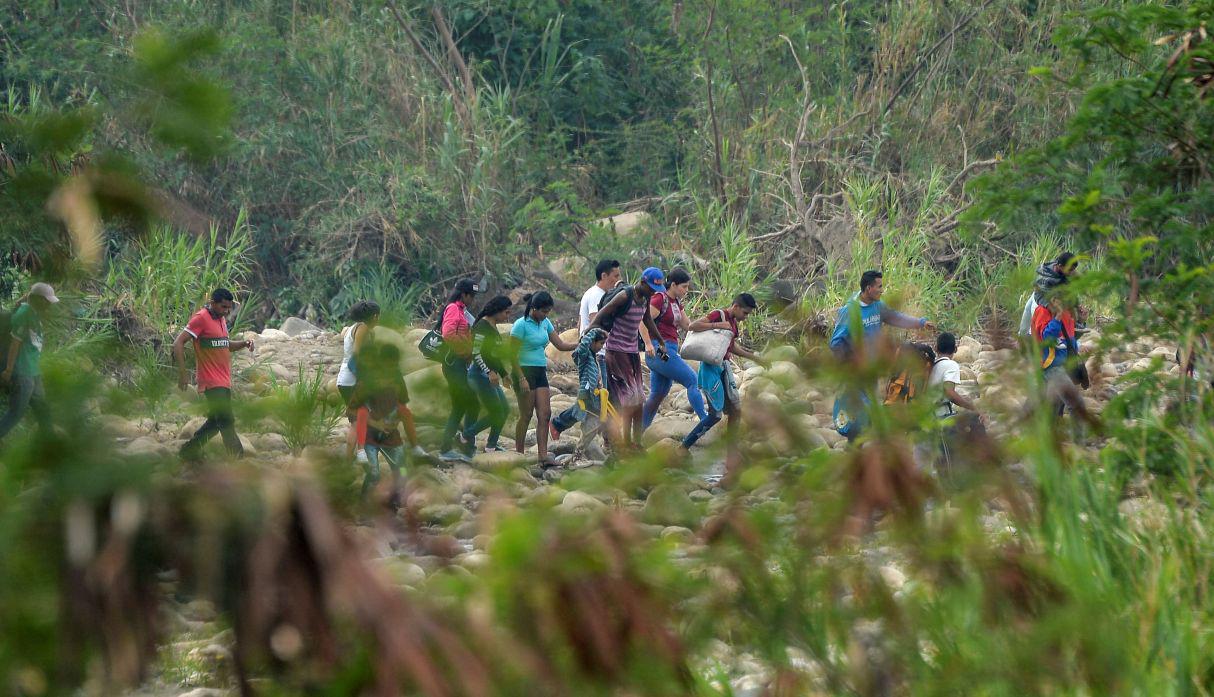 Centenares de venezolanos huyen del país gobernado por Nicolás Maduro ante la severa crisis económica, política y social que sufre la nación sudamericana. (Foto: AFP)