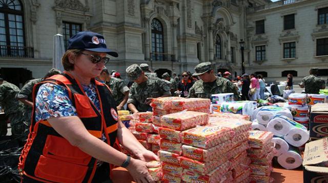 La Sociedad Central de Beneficiencia China Ton Huy Chong Koc entregó el viernes seis camiones con víveres, útiles de asei, artículos de limpieza, etc. a la Primera dama, Nancy Lange, para distribuir entre las zonas más afectadas por el desastre. (Foto: Fa