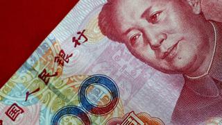 China eleva requisitos de divisas en bancos para contener avance del yuan