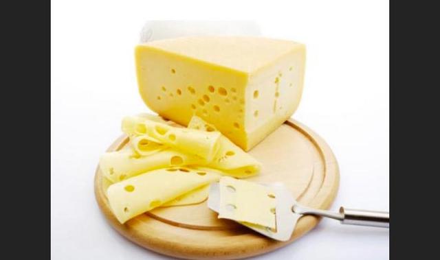 El emmental es, según define la RAE, un queso de origen suizo, semejante al queso gruyer, hecho de leche de vaca, y con agujeros característicos. Se trata de un queso suizo alpino, proveniente del valle del río Emme (tal en alemán significa valle). La den
