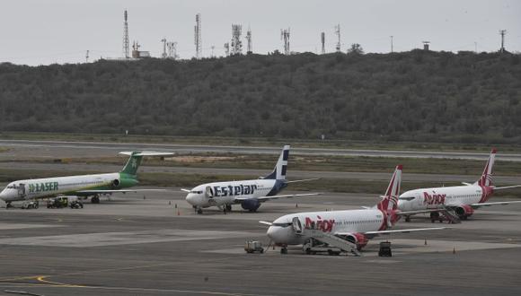 Aviones comerciales se sientan en la pista del Aeropuerto Internacional Simón Bolívar en Maiquetia, en el estado de Vargas, al norte de Venezuela. (Foto: AFP)
