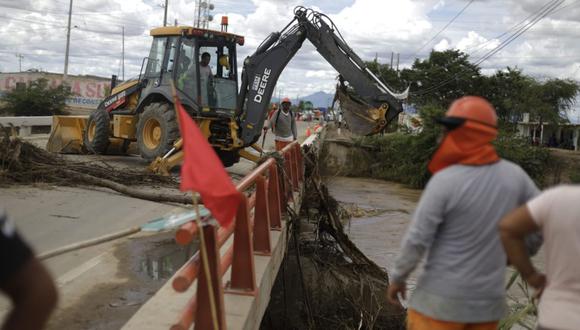 Pobladores del cacerio las juntas esperan la ayuda de las autoridades luego que el desborde del río La Leche inundara y malogre sus cultivos. A su vez aún continúan los trabajos de limpieza de la calzada del puente. ( Fotos: Julio Reaño/@Photo.gec)