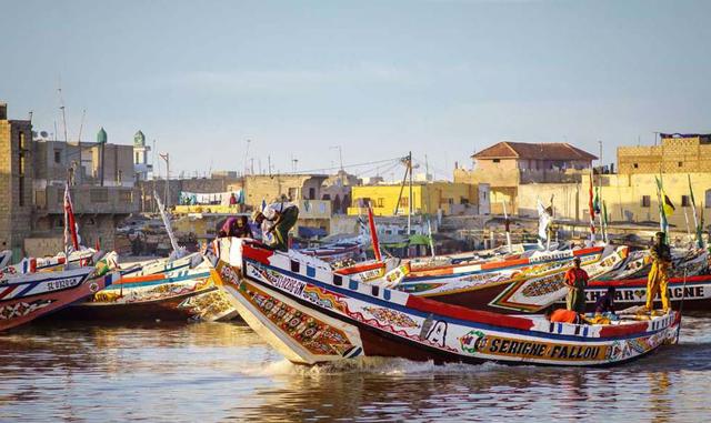 Senegal. Senegal, un país de habla francesa en el oeste de África, es un destino exótico. Dakar, la capital, cautiva a los viajeros que aman las ciudades bulliciosas. Más hacia el interior, las sabanas y los parques nacionales embelesan a aquellos que apr