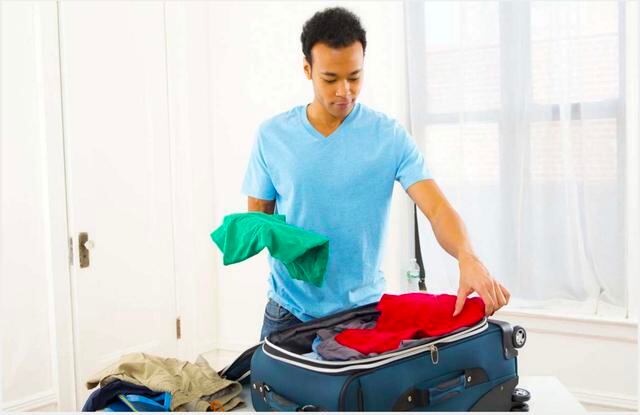 FOTO 49 | REDUCE LAS TARIFAS DE EQUIPAJE. No es secreto que las tarifas de equipaje documentado pueden ser elevadas. Siempre que sea posible, es una buena idea evitar el dolor de cabeza y el alto costo de revisar una maleta. En lugar de ello, pesa tu equipaje antes de tu viaje y revisa las tarifas adicionales requeridas por cada aerolínea. Delta Air Lines, por ejemplo, impone una tarifa de 25 dólares por las maletas documentadas y una tarifa de 35 dólares por una maleta adicional para los asientos que están en la cabina principal. De manera similar, JetBlue requiere 25 dólares para la primera maleta documentada y 35 para la segunda maleta documentada. Y si estás pensando en hacer una reservación de un boleto básico con tarifa Basci Economy (Economía básica), empaca de manera estratégica. Con American o United, podrías incurrir en un costo de 25 dólares por el manejo en la puerta de embarque por llevar un equipaje de mano. (Foto: Getty)