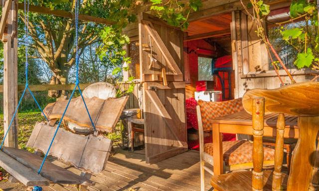 En esta humilde cabaña de madera en Leicestershire, puede construir su propia canoa y probarla en el río que corre justo al lado de la casa.  (Fotografía: Matt Limb Obe)