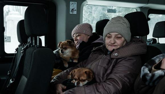 Lubov (derecha), de 65 años, y su hija Elena, de 45, se sientan en la camioneta de evacuación con sus perros, en Chasiv Yar el 15 de febrero de 2023, en medio de la invasión rusa de Ucrania. (Foto de YASUYOSHI CHIBA / AFP)