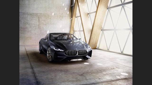 Luce como un elegante auto musculoso de dos puertas con un frontal agresivo, una larga parrilla doble riñón, un divisor delantero de fibra de carbón, faros láser y tomas de aire masivas. (Foto: Megaricos)