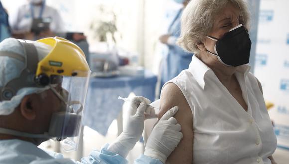 Esta mañana se inició de la vacunación contra la COVID-19 a adultos mayores de más de 80 años en San Martín de Porres.(Foto: Britanie Arroyo / @photo.gec)