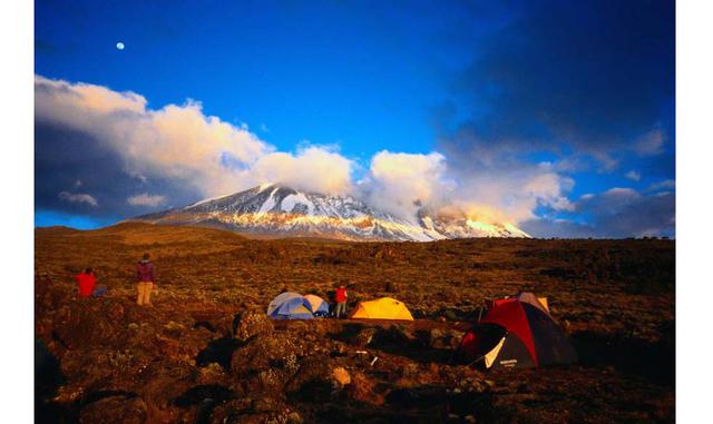 FOTO 4 | FEBRERO. Kilimanjaro (Tanzania). La época más cálida, seca y con cielos más despejados para coronar el techo de África, el monte Kilimanjaro (5.895 metros), va de enero a marzo. Lo habitual es comenzar a caminar en torno a la medianoche y alcanza